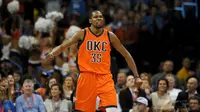 Forward Oklahoma City Thunder, Kevin Durant, menjadi motor kemenangan timnya saat mengalahkan Utah Jazz dengan skor 104-98.