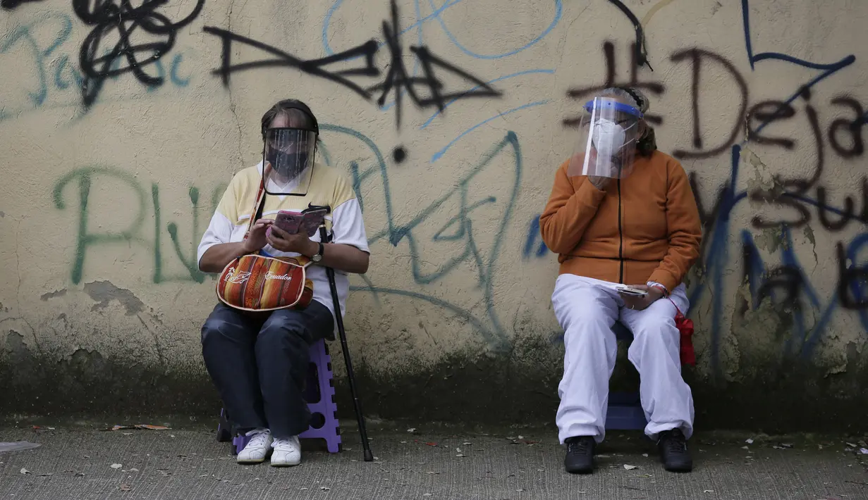 Pensiunan harus antre panjang menunggu disuntik vaksin Covid-19 di luar pusat vaksinasi Social Security Institute di Quito, Ekuador, Kamis (6/5/2021). Para lansia dan pendampingnya menunggu berjam-jam untuk divaksinasi. (AP Photo/Dolores Ochoa)