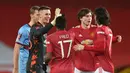 Para pemain Manchester United melakukan selebrasi usai berakhirnya laga babak kelima Piala FA 2020/21 melawan West Ham United di Old Trafford Stadium, Selasa (9/2/2021). Manchester United menang 1-0 (0-0) melalui extra time dan lolos ke babak perempatfinal. (AFP/Michael Regan/Pool)