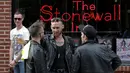 Sejumlah pria berbincang di luar Stonewall Inn di kawasan Greenwich Village New York City, AS, (9/5). Pada 28 Juni 1969 serangkaian demonstrasi spontan dengan kekerasan dilakukan oleh anggota komunitas gay. (REUTERS/Brendan McDermid)