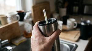 Cara Menghilangkan Noda Kuning pada Sedotan Tumbler dan Tips Merawatnya