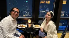 Pada Jumat (26/4), Gofar Hilman merayakan bertambahnya usia ke-41 tahun. Ia tampak merayakannya dengan dinner berdua bareng Cupi Cupita. Keduanya kompak memakai outfit serba putih. Cupi juga mempermanis penampilan cantiknya dengan bando warna senada. (Liputan6.com/IG/@cupitagobas19)