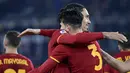 Bek AS Roma, Roger Ibanez (kanan) merayakan gol yang dicetaknya ke gawang Spezia pada pekan ke-17 Liga Italia 2021/2022 di Olimpico, Selasa (14/12/2021) dini hari WIB. AS Roma berhasil mendulang tiga poin setelah mengalahkan tim tamu Spezia dengan skor 2-0. (Alfredo Falcone/LaPresse via AP)