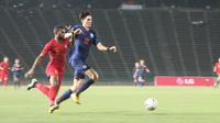 Striker Timnas Indonesia U-22, Marinus Wanewar, berebut bola dengan bek Thailand, Marco Ballini, dalam final Piala AFF U-22 2019. (Bola.com/Zulfirdaus Harahap)