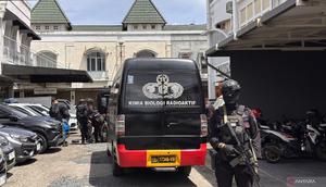 Tim Jibom mendatangi lokasi penemuan Benda Mencurigakan Diduga Bom di Gereja GKPS Bandung. (Antara)