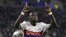 Selebrasi striker Olympique Lyonnais, Bertrand Traore usai mencetak gol ke gawang Everton pada laga Grup E Liga Europa di Stadion Stade de Lyon, Kamis (2/11). Everton tersingkir dari Liga Europa setelah dibantai oleh Lyon 3-0. (JEFF PACHOUD/AFP)