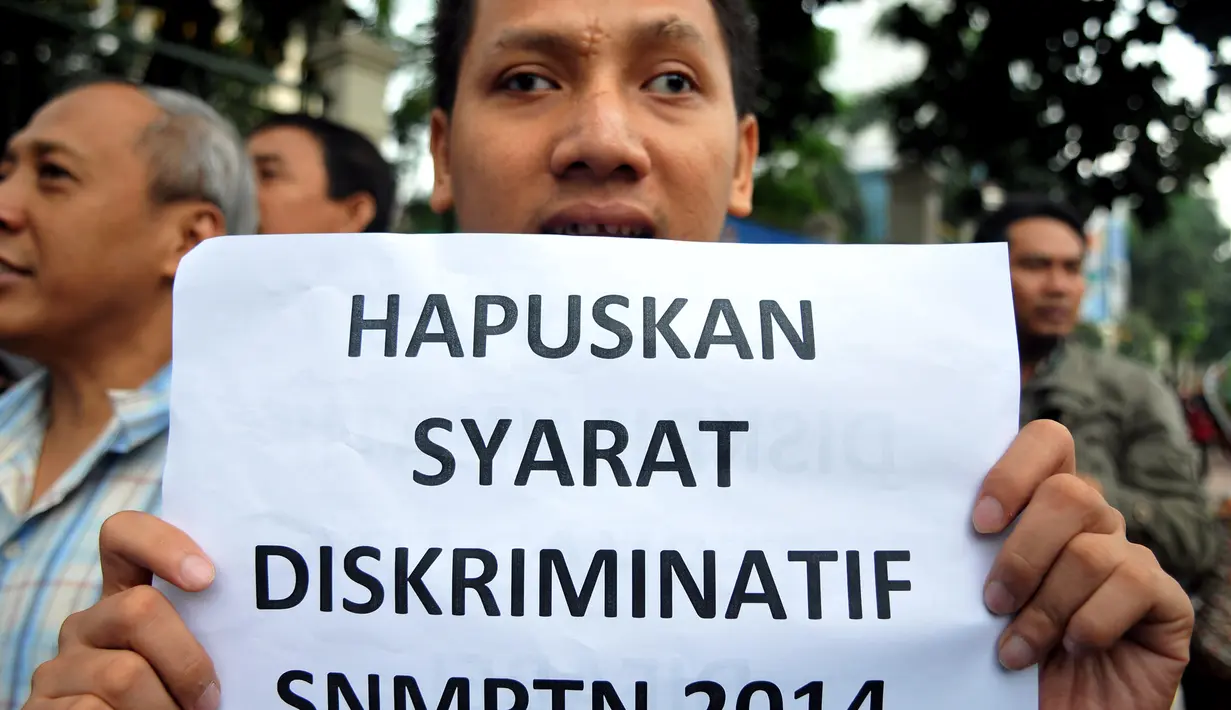 Sekitar 50 orang dari 10 yayasan atau organisasi penyandang disabilitas berdemo di depan gerbang Kemendikbud, Selasa (12/03/2014) (Liputan6.com/JohanTallo).