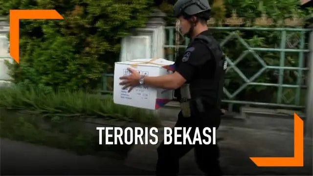 Tim Densus 88 Anti Teror kembali menggeledah toko ponsel di Bekasi utara yang menjadi lokasi penyimpanan bahan pembuat bom. Dalam pemeriksaan Densus 88 membawa sejumlah kardus yang diduga bahan pembuat bom.