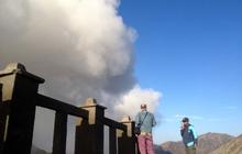 Gunung Bromo terus semburkan asap vulkanik