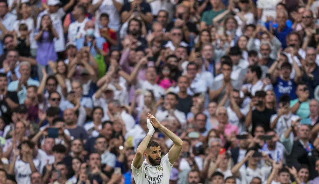 Ribuan suporter Real Madrid memberikan penghargaan kepada pemain bintang asal Prancis, Karim Benzema setelah setelah menjalani pertandingan terakhirnya bersama Real Madrid di Santiago Bernabeu, Minggu (4/6/2023) malam WIB. 14 musim bersama Real Madrid akhirnya Benzema meraih gelar individu yang prestisius yakni gelar Ballon d'Or pada tahun 2022. (AP Photo/Bernat Armangue)