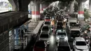 Kemacetan arus lalu lintas di Jalan DI Panjaitan, Jakarta, Selasa (11/12). Kemacetan yang terjadi dari arah Cawang-Tanjung Priok terjadi akibat adanya pembangunan tol Becakayu yang menghilangkan jalur lambat. (Merdeka.com/ Iqbal S. Nugroho)