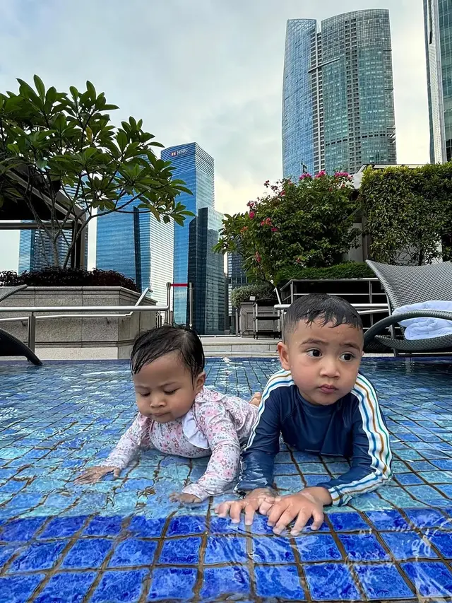 Momen Menggemaskan Rayyanza dan Lily Saat Berenang Bersama, Kedekatannya Curi Perhatian