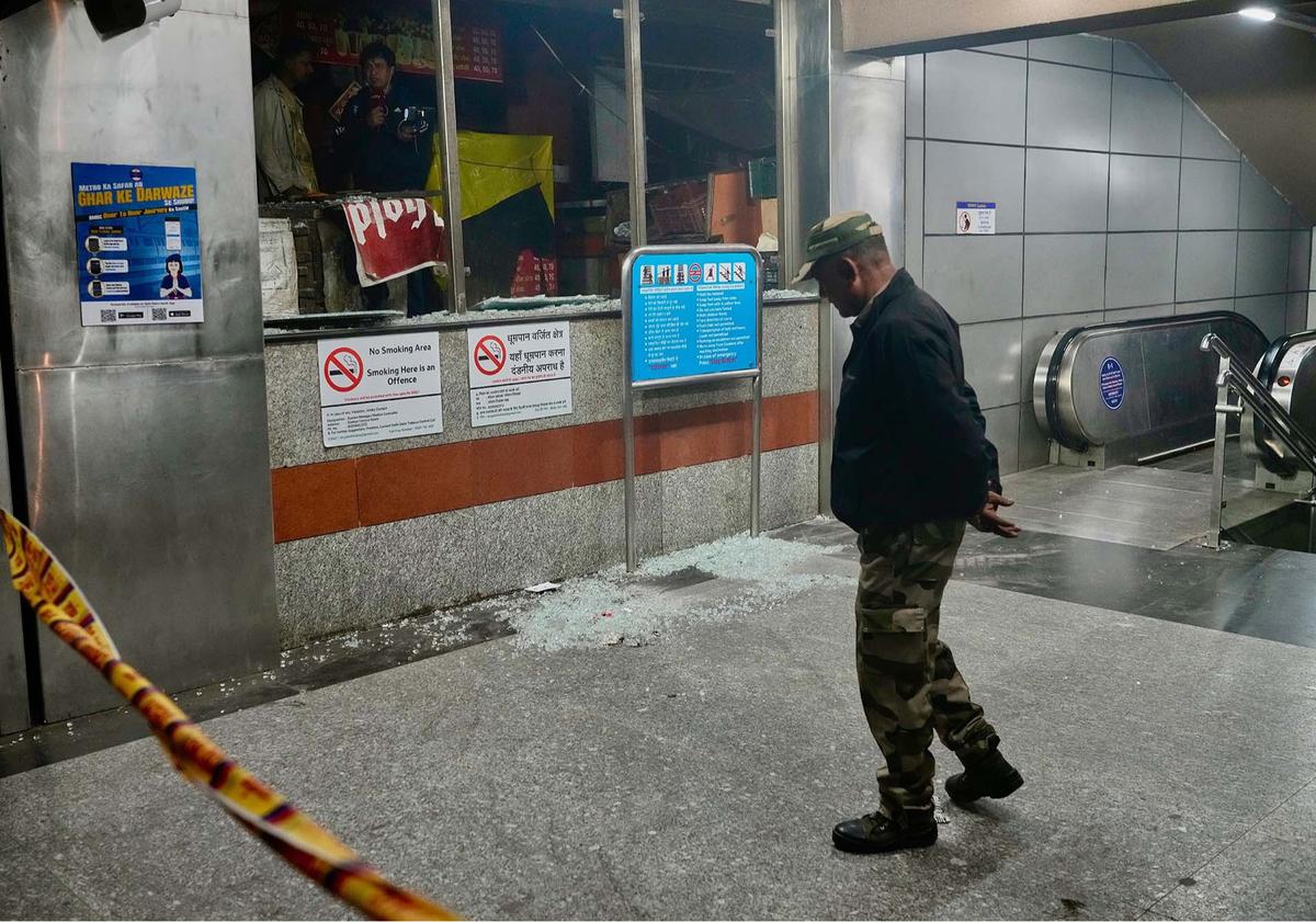 FOTO:  Ledakan Bom Mobil Guncang Delhi, 10 Tewas di Dekat Benteng Merah