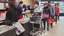 Orang-orang memakai masker saat berbelanja di supermarket di Taipei, Taiwan, Senin (20/2/2023). Meski Taiwan mencabut aturan masker di dalam ruangan, di jalanan Taipei dan di gedung perkantoran, banyak orang tetap memakai penutup wajah. (AP Photo/Chiang Ying-ying)