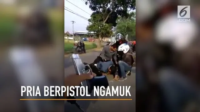 Seorang pria berpistol mengancam keselamatan warga di tengah jalan.