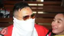 Penyanyi dangdut, Saipul Jamil berbincang dengan Indah Sari di Pengadilan Negeri Jakarta Utara, Senin (23/5). Sebanyak 14 saksi dihadirkan pada sidang lanjutan kasus pelecehan seksual yang dilakukan Saipul Jamil kepada DS. (Liputan6.com/Herman Zakharia)