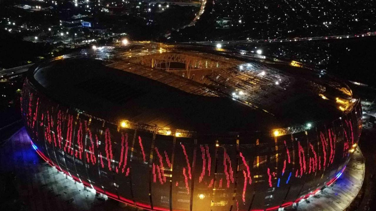 Sementara itu FIFA sudah memiliki aturan standar bagaimana sebuah stadion sepak bola dibangun dan dikelola. Berikut sejumlah aturan standar stadion sepak bola dikutip dari laman resmi FIFA: