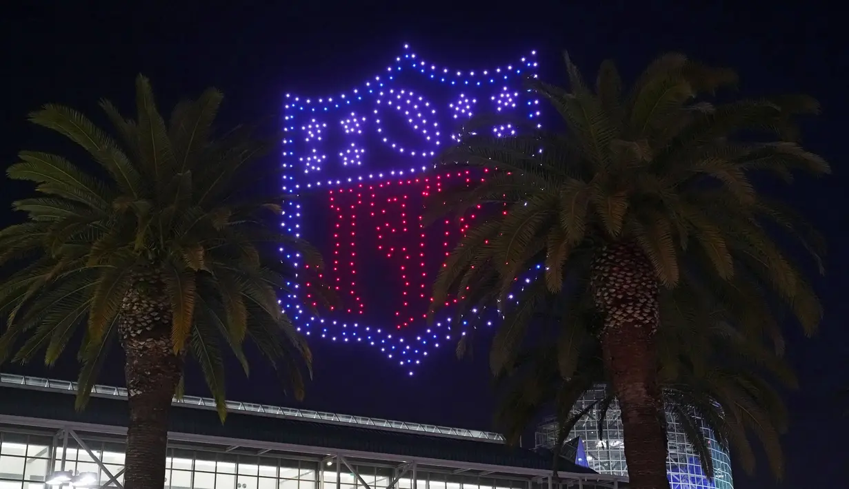 Sebanyak 500 drone terbang membentuk logo NFL  saat Super Bowl LVI Drone Show di atas Los Angeles Convention Center, California, Amerika Serikat, 11 Februari 2022. The Rams dijadwalkan bertanding melawan Cincinnati Bengals dalam Super Bowl pada 13 Februari 2022. (AP Photo/Damian Dovarganes)