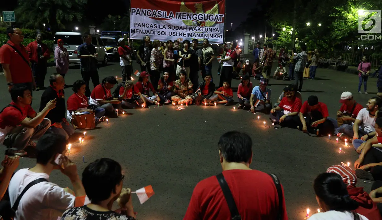 Masyarakat melakukan aksi damai dengan menyalakan lilin di Silang Monas, Jakarta, Kamis (1/6). Dalam aksi tersebut meminta pemerintah bertindak tegas kepada kelompok atau ormas yang berusaha memecah belah bangsa. (Liputan6/JohanTallo)