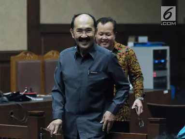 Terdakwa perkara merintangi penyidikan KPK pada kasus korupsi e-KTP,Fredrich Yunadi (tengah) jelang mengikuti sidang lanjutan di Pengadilan Tipikor, Jakarta, Selasa (8/5). Sidang mendengar keterangan dua saksi ahli. (Liputan6.com/Helmi Fithriansyah)
