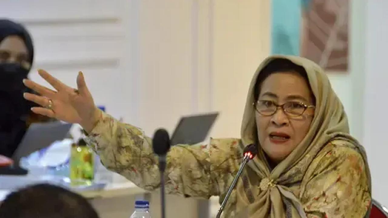 Seusai rapat, Cinta Mega membantah bahwa ia sedang bermain slot. Namun, ia justru mengaku bermain Candy Crush.