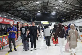 Penumpang kereta api tujuan Bandung