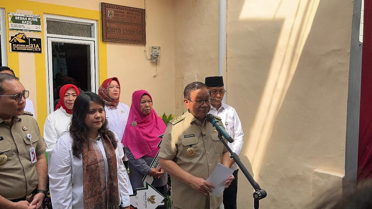 Gubernur Pramono Serahkan Kunci 26 Rumah Hasil Bedah, Harga per Unit Rp55 Juta