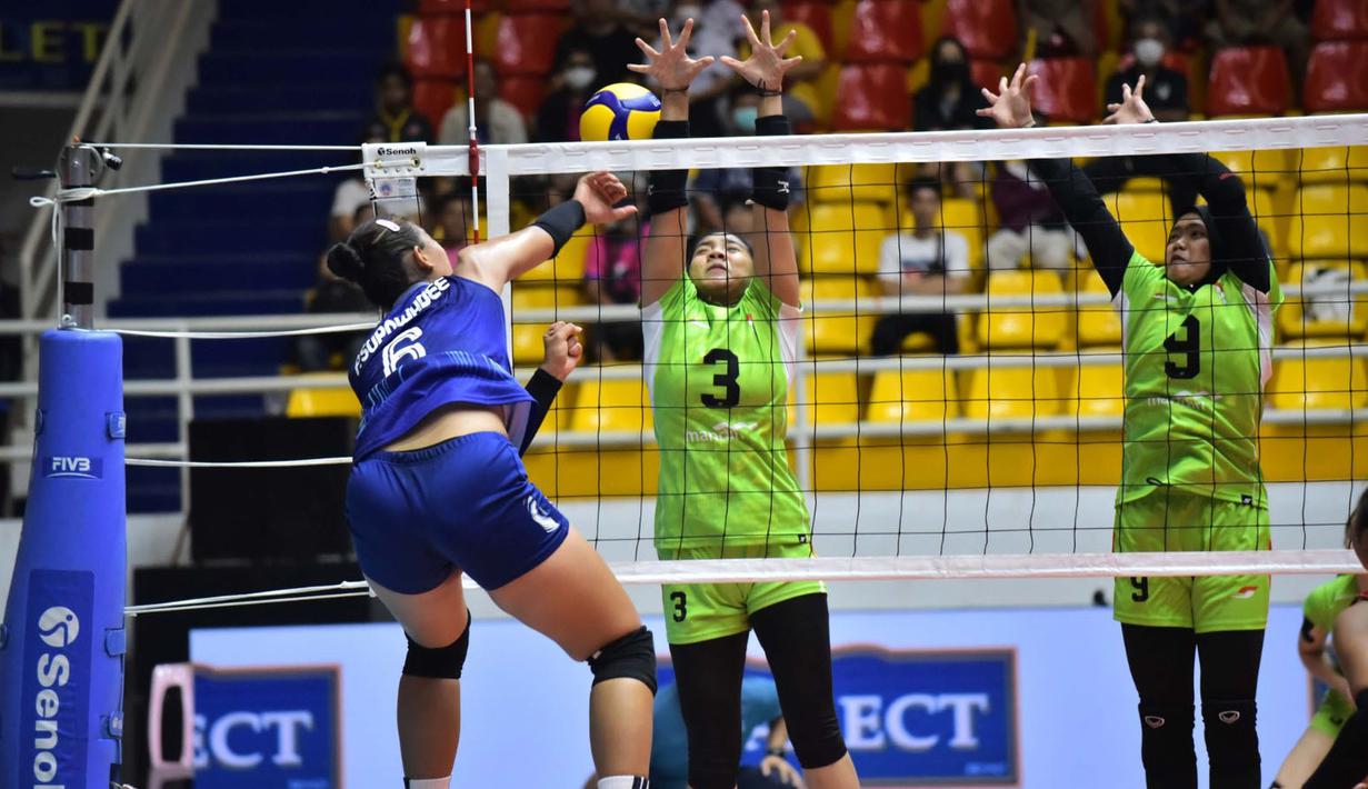 <p>Dua pemain Timnas voli putri Indonesia, Tina Syifa Sabila (tengah) dan Agni Sakina Rahmi berusaha memblok bola spike yang dilepaskan pemain Thailand, Supawadee Phunwilai pada laga final turnamen bola voli putri U-18 Princess Cup 2024 di Nakhom Pathon, Thailand, Kamis (13/6/2024). Indonesia kalah 1-3 (19-25, 17-25, 26-24, 17-25). (Dok. PBVSI)</p>