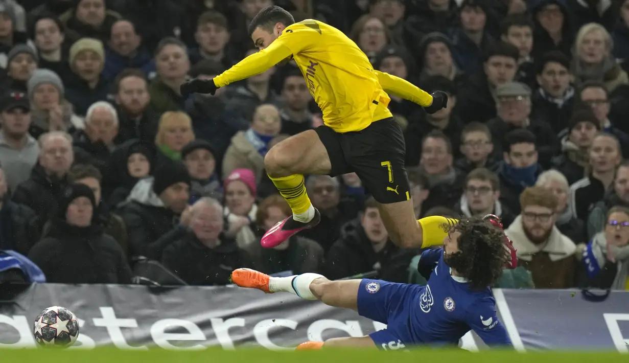 <p>Bek Chelsea, Marc Cucurella erusaha merebut bola dari pemain Borussia Dortmund, Giovanni Reyna selama pertandingan babak 16 besar Liga Champions di Stamford Bridge, London, Rabu (8/3/2023).Chelsea menang atas Dortmund dengan skor 2-0 dan melaju ke perempatfinal dengan agregat 2-1. (AP Photo/Alastair Grant)</p>