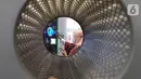Pengunjung memasukan botol bekas pakai ke dalam dropbox dan Reverse Vending Machine (RVM) pada gelaran IIMS Hybrid 2022 di Jakarta, Minggu (10/04/2022). Pada tahun ini Plasticpay berhasil mengumpulkan sekitar 3.000 sampah botol plastik selama kegiatan IIMS. (Liputan6.com/HO/Eko)