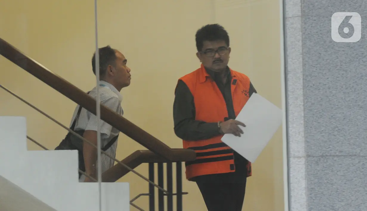 Kepala Kantor Pelayanan Pajak Penanaman Modal Asing Tiga Kanwil Jakarta Khusus Yul Dirga (kanan) saat tiba di Gedung KPK, Jakarta, Kamis (26/12/2019). Yul diperiksa sebagai tersangka dalam kasus dugaan suap pemeriksaan atas restitusi pajak PT WAE tahun pajak 2015 dan 2016. (merdeka.com/Dwi Narwoko)