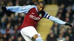 Aston Villa&#039;s Ashley Young takes a shot on goal against Doncaster Rovers during the FA Cup 4th round replay match at Villa Park in Birmingham on February 4, 2009. AFP PHOTO / Adrian Dennis
