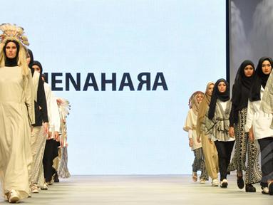 Sejumlah model memperagakan busana rancangan Jenahara pada ajang Indonesia Fashion Week 2015 di JCC Senayan, Jakarta, Kamis (28/2/2015). (Liputan6.com/Panji Diksana)