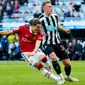 Tuan rumah Newcastle United tampil bersemangat sejak peluit tanda dimulainya laga ditiup. Mereka bertekad membalas kekalahan pada final Piala Liga Inggris beberapa bulan lalu. (AP Photo/Jon Super)