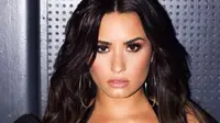 Demi Lovato dengan makeup super elegan. (Instagram/ddlovato).