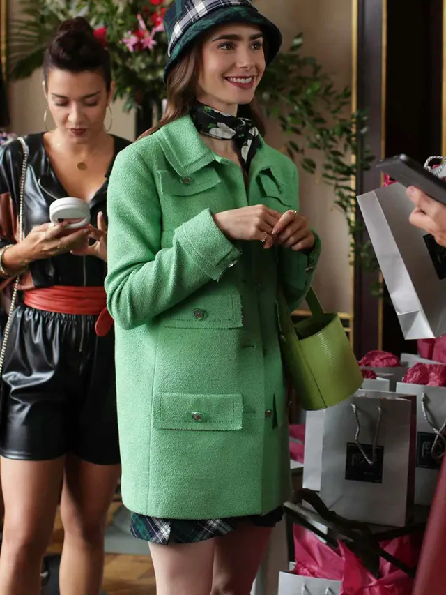 Dalam Balutan Chanel Emily in Paris