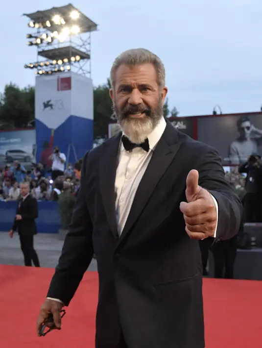 Meski sudah memiliki 8 orang anak, Mel tetap merasa antusias menanti kelahiran anaknya bersama Rose. Begitu juga dengan Rose yang tak sabar memiliki peran baru sebagai ibu. (AFP/Bintang.com)