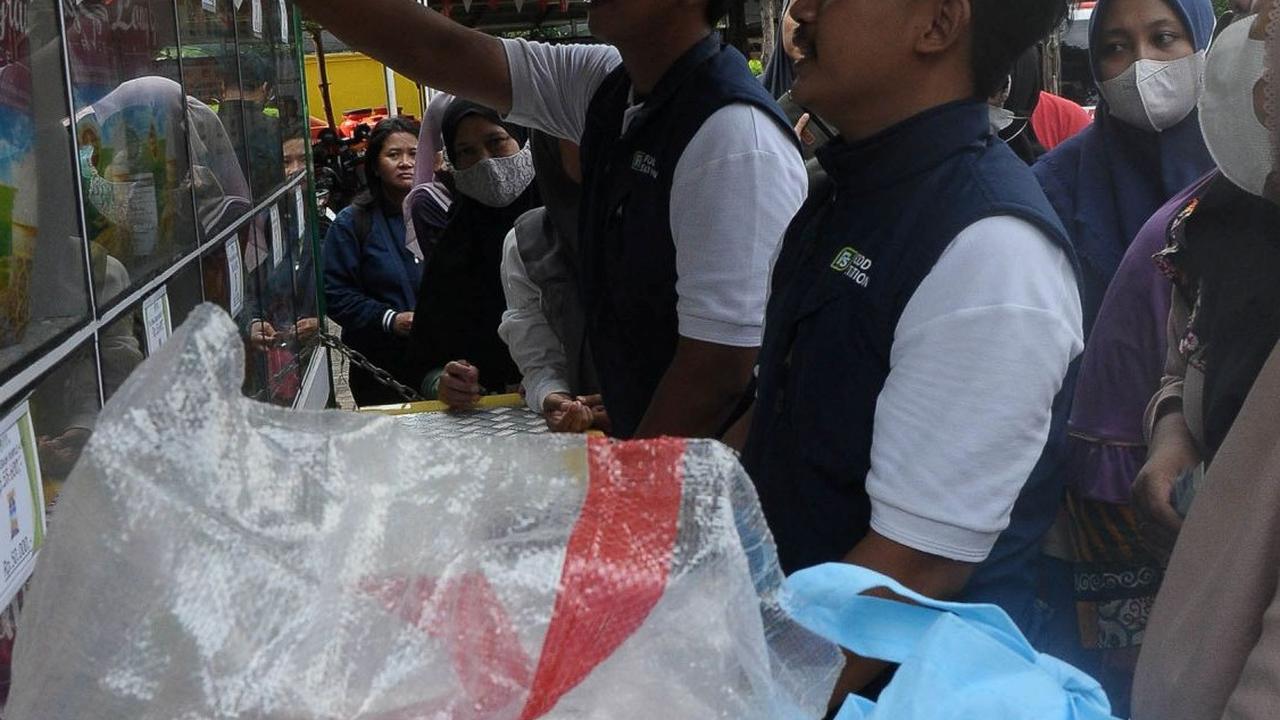 Sebanyak 500 paket sembako murah disediakan untuk warga secara umum.<br>( Foto merdeka.com / Imam Buhori )<br>