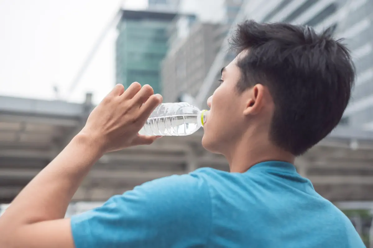 Ilustrasi minum air mineral