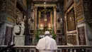 Paus Francis, di Roma pada 15 Maret 2020, berdoa di gereja S. Marcello al Corso, di mana ada salib ajaib yang pada 1552 dilakukan dalam prosesi di sekitar Roma untuk menghentikan wabah besar.  (AFP/Vatican Media)