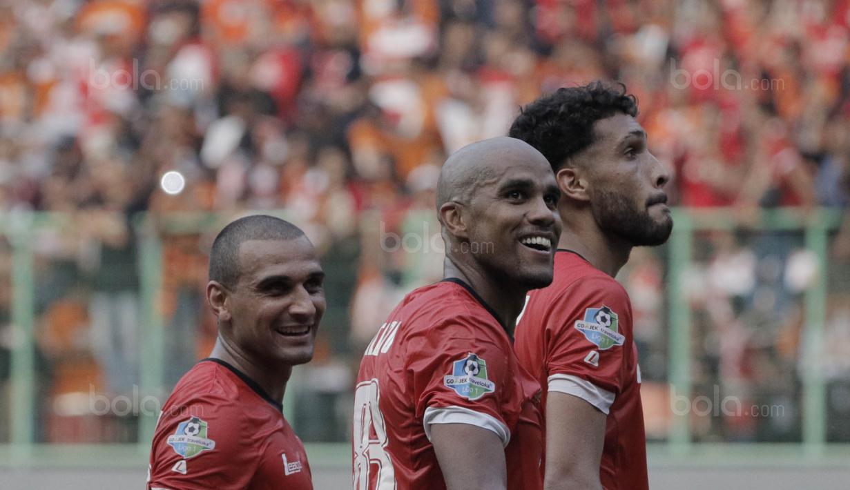 Pemain Persija, Reinaldo, bersama Bruno Lopes dan William Pacheco tersenyum usai melawan Persiba pada laga Liga 1 di Stadion Patriot, Bekasi, Jumat  (12/8/2017). Persija menang 2-0 atas Persiba. (Bola.com/M Iqbal Ichsan)