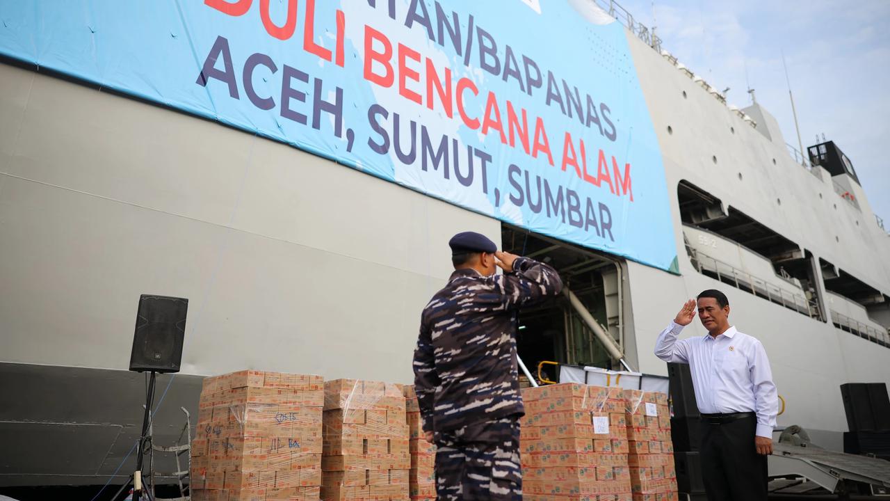 Mentan Amran Kirimkan Bantuan Bencana Sumatera Tahap II Via KRI Surabaya