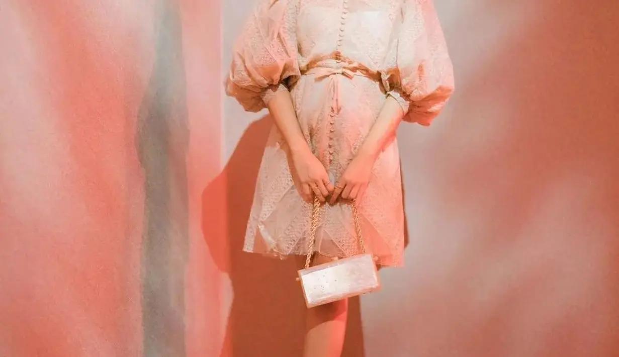 Tampil cantik dengan dress rancangan Sapto Djojokartiko, Jessica Mila kembali memperlihatkan baby bumpnya. Dress yang membalut tubuh Jessica Mila ini memiliki detail cantik berupa lengan sesiku beraksen balon dan panjang rok selutut. Dress ini juga memiliki pita sebagai belt yang semakin menunjukkan baby bumpnya. [Foto: Instagram/jesicamila03]