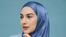 OOTD Irish Bella pakai warna biru pastel. Ia memadukan hijab biru satin dengan blazer biru muda yang senada. [Foto: Instagram/_irishbella_]