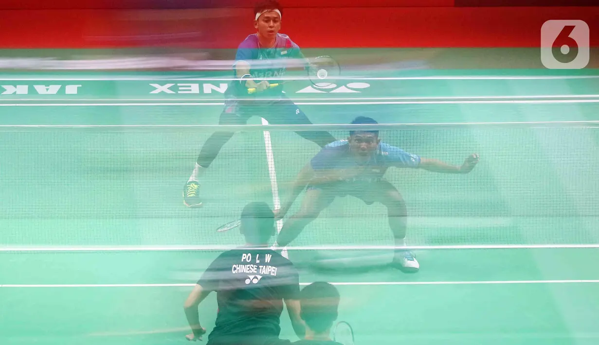 Pebulu tangkis ganda putra Indonesia Fajar Alfian/Muhammad Rian saat bertanding melawan pebulu tangkis ganda putra Taiwan Chang Ko Chi/Po Li Wei pada babak 16 besar turnamen Daihatsu Indonesia Masters 2023 di Istora Senayan, Jakarta, Kamis (26/1/2023). Fajar/Rian mengalahkan Chang Ko Chi/Po Li Wei dengan skor 13-21, 21-9, dan 21-14. (Liputan6.com/Herman Zakharia)