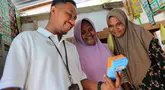Ragaia Sosir menjalankan peran sebagai BRILink Agen di Kampung Arar, Sorong, Papua Barat Daya. Melalui kiosnya, warga dapat melakukan sejumlah transaksi seperti penarikan, pengisian saldo, pembelian pulsa dan token listrik tanpa harus menyeberang dan bepergian jauh. (Sumber: BRI/Advertorial)