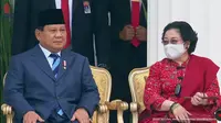 Potret keakraban Menhan Prabowo Subianto dengan Presiden ke-5 RI Megawati Soekarnoputri saat menghadiri upacara HUT ke-77 RI. (Youtube Sekretariat Presiden)