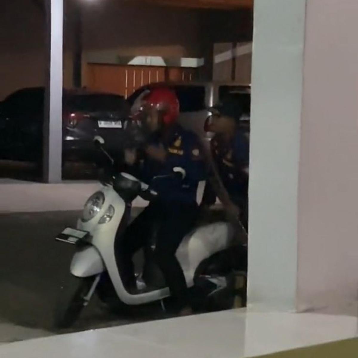 Viral Momen Damkar Bantu Evakuasi Ular Kobra di Rumah Warga, Dramatis