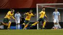 Selebrasi para pemain Australia setelah Nicholas Panetta (kanan) mencetak gol ke gawang Argentina pada laga Grup C Piala Dunia U-17 2015 di Nelson Oyarzun Stadium, Cile (24/10/2015). Australia menjadi satu-satunya negara dalam daftar 5 besar penampilan terbanyak Piala Dunia U-17 yang tak lolos ke edisi teranyar 2023 di Indonesia. Dari 19 edisi, Australia tercatat 13 kali tampil dan absen dalam 6 edisi, yaitu 1997 di Mesir, 2007 (Korea Selatan), 2009 (Nigeria), 2013 (Uni Emirat Arab), 2017 (India) dan 2023 (Indonesia). (AFP/Photosport/Dragomir Yankovic)