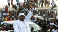 Presiden baru Gambia, Adama Barrow melewati kerumunan rakyat yang menyambutnya di bandara Banjul, Kamis (26/1). Barrow akhirnya pulang ke negaranya untuk melanjutkan kekuasaan setelah pemimpin sebelumnya, Yahya Jammeh, pergi. (AP Photo/Jerome Delay)